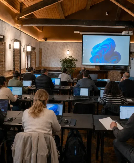 Alumnos adultos en un aula de informática de JAVAN Formación en Palencia